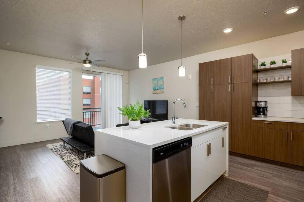 Modern 1B Downtown Slc With Wfh Setup, Gym, Fast Wi-Fi, Pool Lägenhet Salt Lake City Exteriör bild